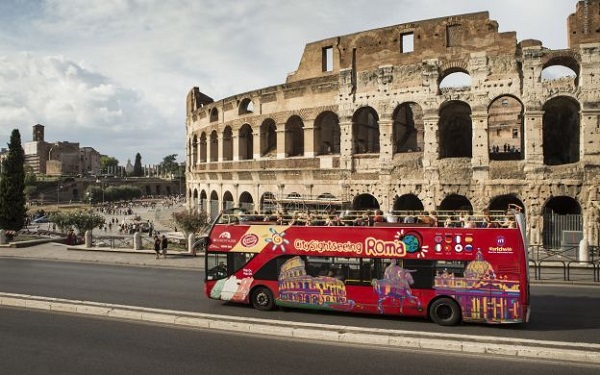 اتوبوس توریستی در شهر رم
